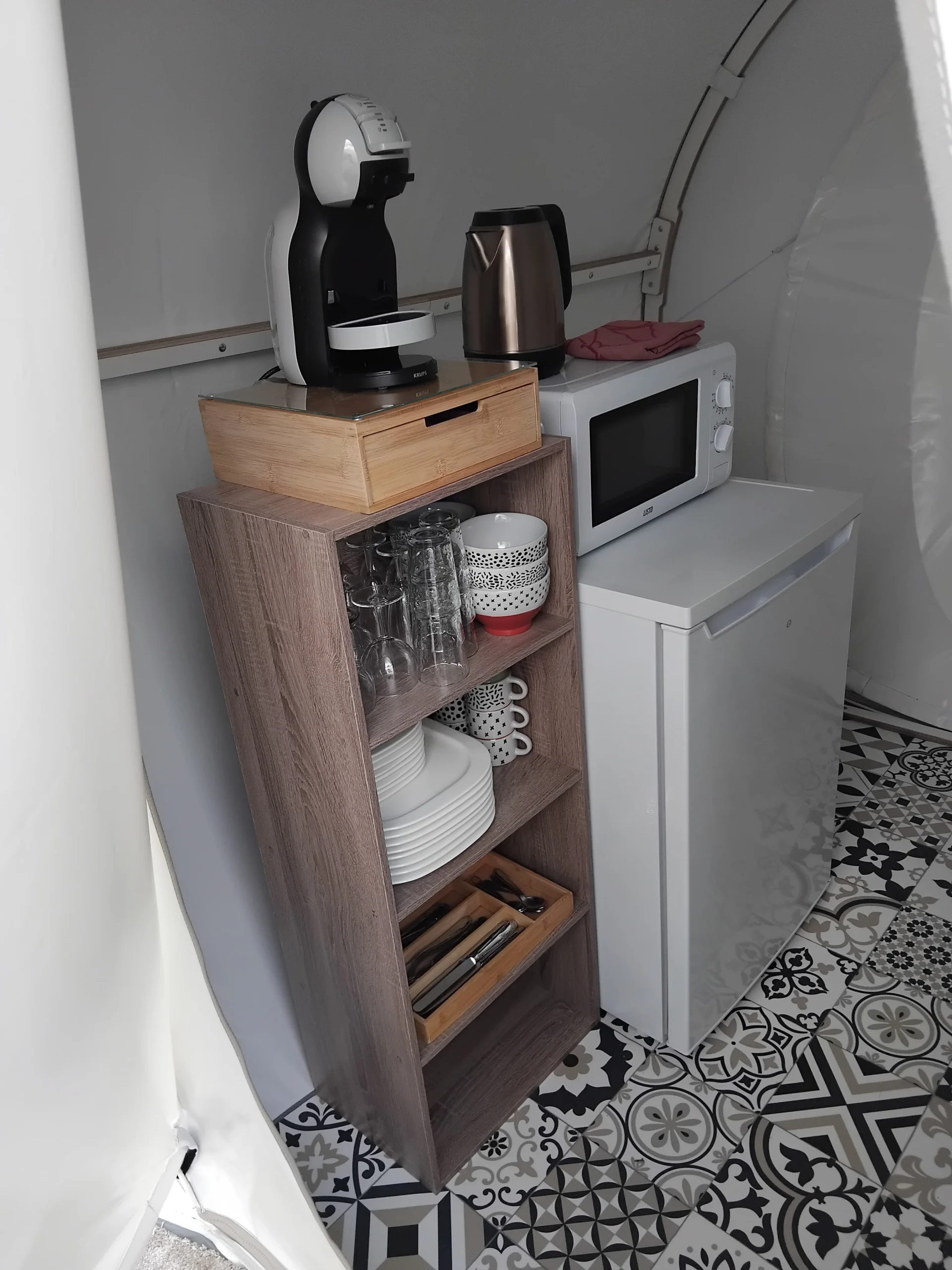 Sas d’entrée avec coin cuisine de la bulle insolite