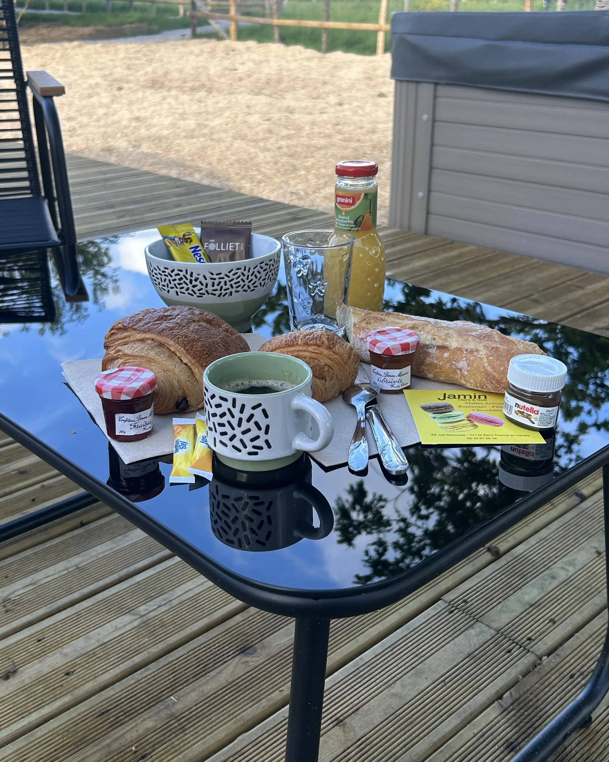 Petit-déjeuner devant la bulle insolite dans le Perche